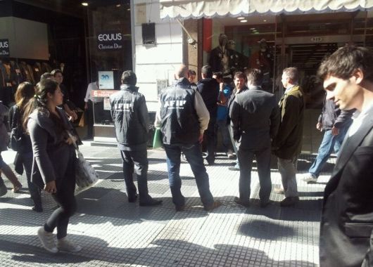 Agentes de la AFIP cuando interceptaron al arbolito