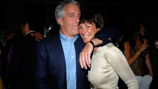 Jeffrey Epstein y su esposa Ghislaine Maxwell