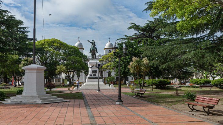 La plaza principal de Chascomús combina el verde de los árboles con su arquitectura admirable.
