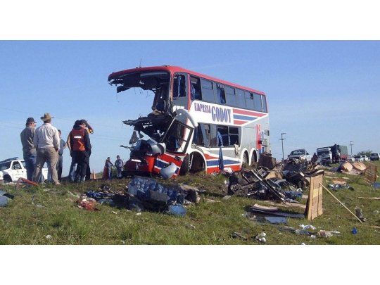 Tragedia de Ecos: 10 muertos al chocar micro y camión