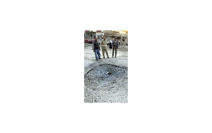 Fuerzas iraquíes realizan controles en la zona y observan el cráter dejado por la explosión del coche bomba