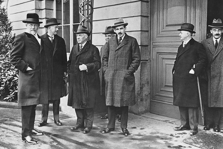 Keynes en el centro, con los miembros de la comisión encargada de estabilizar el marco alemán. Keynes en el centro, con los miembros de la comisión encargada de estabilizar el marco alemán.