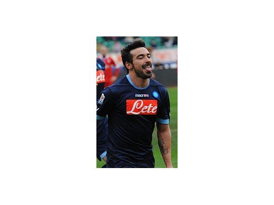 Lavezzi prometió ponerse una minifalda si Napoli clasifica a la Champions.