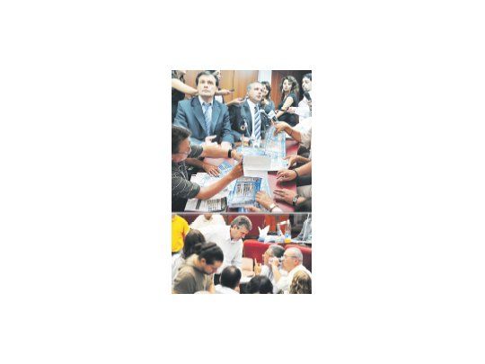 Los dos candidatos -el dasnevista Martín Buzzi y el kirchnerista Carlos Eliceche- siguieron ayer in situ la tensa recta final del escrutinio en la Legislatura.