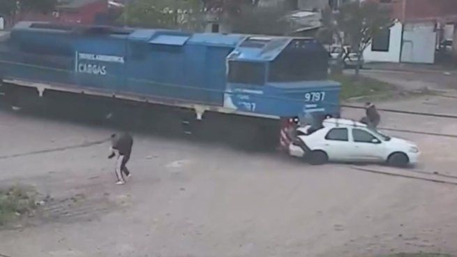 Un tren de carga chocó contra un auto con seis personas y dejó una mujer atrapada.