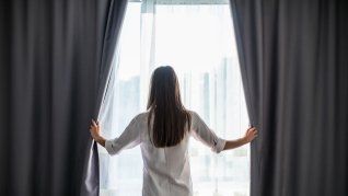 Un cambio en la forma de filtrar la luz puede marcar la diferencia en cómo se siente cada ambiente durante los días de calor. Un cambio en la forma de filtrar la luz puede marcar la diferencia en cómo se siente cada ambiente durante los días de calor.