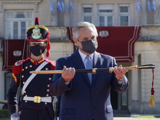 Alberto Fernández recibió una réplica del sable del general José de San Martín.