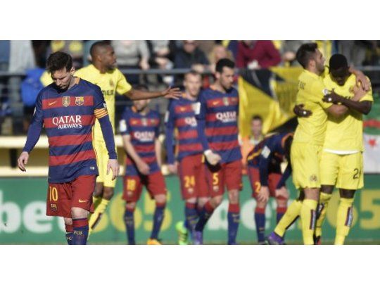 Messi se lamenta por el empate de Villarreal. Barcelona ganaba dos a cero y no pudo aguantar el resultado.
