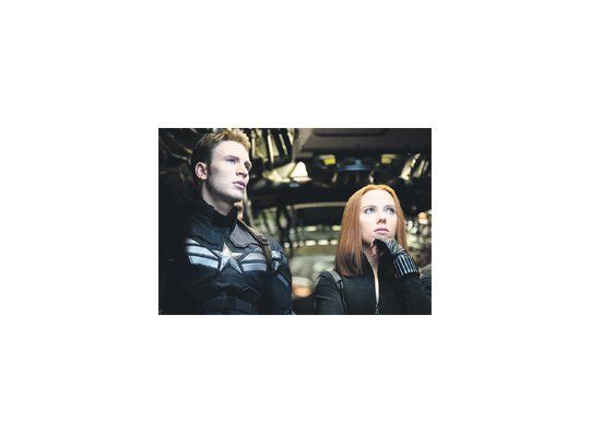 El personaje de Scarlett Johansson logra darle sal y pimienta al demasiado congelado Chris Evans, en una secuela con premisa interesante y vertiginosas escenas de acción.
