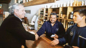 San Rafael. El candidato visitó una bodega en Mendoza.