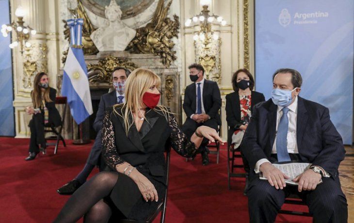 La ministra de Justicia, Marcela Losardo, y el jurista León Arslanian, en la primera fila de la presentación del Consejo Asesor para la reforma judicial.