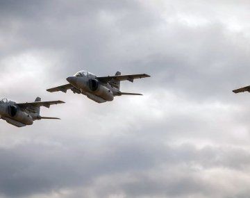 Aviones Pampa y Hércules, claves para el entrenamiento y el transporte estratégico de la Fuerza Aérea, quedaron sujetos a nuevas licitaciones de mantenimiento tras un año de demoras administrativas. Aviones Pampa y Hércules, claves para el entrenamiento y el transporte estratégico de la Fuerza Aérea, quedaron sujetos a nuevas licitaciones de mantenimiento tras un año de demoras administrativas.
