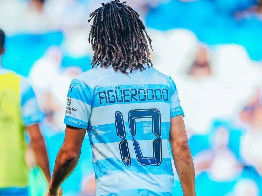 La camiseta en homenaje a Sergio Agüero que Manchester City usó para la entrada en calor.