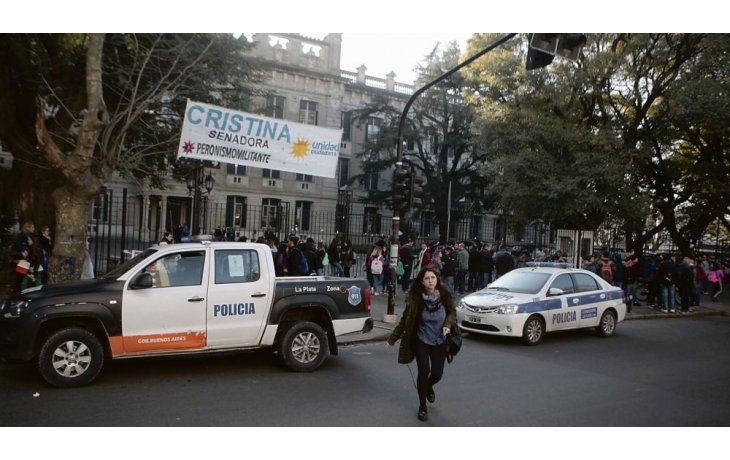 La Plata. Todo sucedió en la Escuela Nacional Rafael Hernández. Los padres de los alumnos mostraron preocupación.