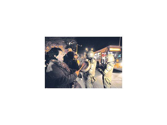 La Plaza Ñuñoa, epicentro de la clase media santiaguina, protagonizó el martes por la noche uno de los más sonoros cacerolazos.