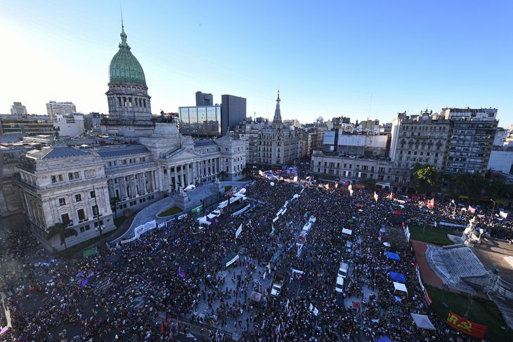 Miles de mujeres se movilizan en todo el país con el lema La deuda es con nosotras