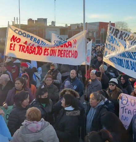 Hace unos dias, los puesteros de La Salada marcharon a la Municipalidad de Lomas de Zamora y pidieron reunirse con el intendente. Hace unos dias, los puesteros de La Salada marcharon a la Municipalidad de Lomas de Zamora y pidieron reunirse con el intendente.