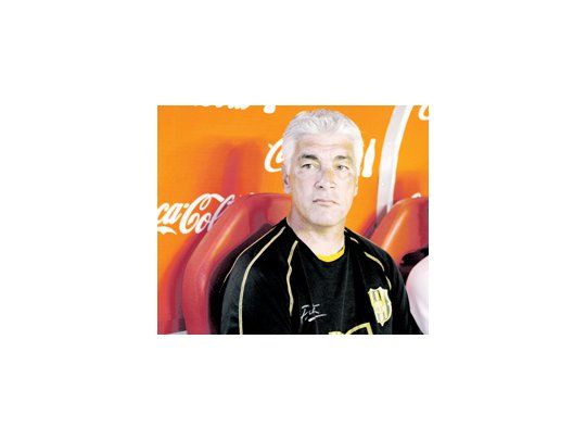 Omar De Felippe fue despedido por la floja campaña de Olimpo. Suena Leonardo Madelón para reemplazarlo y el equipo entrenará con Mauro Laspada.