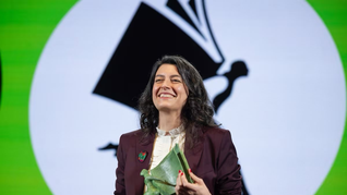 Samanta Schweblin ganó el Premio Aena de Narrativa en Barcelona. Samanta Schweblin ganó el Premio Aena de Narrativa en Barcelona.