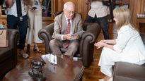 Mario Lubetkin entregó los documentos provisorios del acuerdo Mercosur-UE a Carolina Cosse.&nbsp;