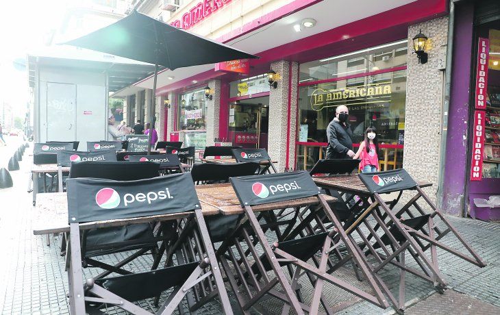 Crisis. La falta de comensales se siente en los restoranes de la icónica avenida porteña .