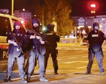 CONFUSIÓN.  Viena estaba militarizada anoche.  Al cierre de esta edición no estaba claro quienes habían sido los perpetradores de los tiroteos, aunque las fuentes policiales ya lo habían calificado de “terrorismo”.