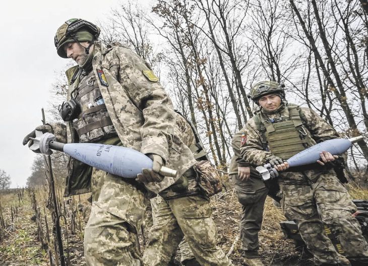 AVANCE.. Los militares ucranianos se preparan para disparar un mortero en la línea del frente en la región de Zaporiyia, Ucrania.