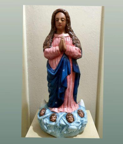 Originalmente, contaba con un manto azul, salpicado de estrellas blancas y una túnica de tono encarnado.
