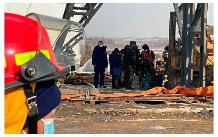 Intentan salvar con vida a 22 mineros que quedaron atrapados en China.