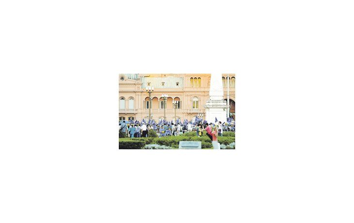 ámbito.com | La ronda habitual de los jueves de Madres de Plaza de Mayo estuvo, ayer, más concurrida para animar un acto de defensa del Gobierno K.