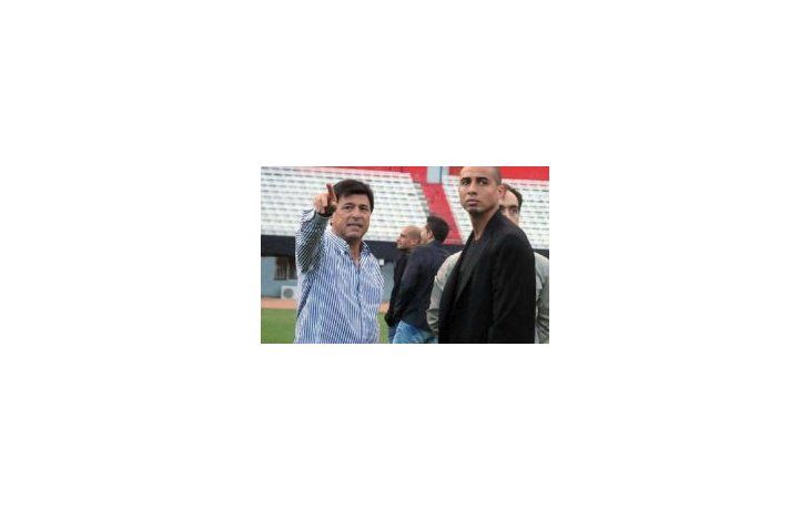 Sueño. Passarella acompañó a Trezeguet en su visita al Monumental. El delantero cumplirá su sueño de hincha.