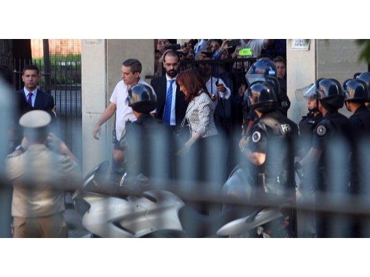 Cristina de Kirchner deja Tribunales tras presentarse ante el juez Bonadio. (Foto: Ignacio Petunchi)