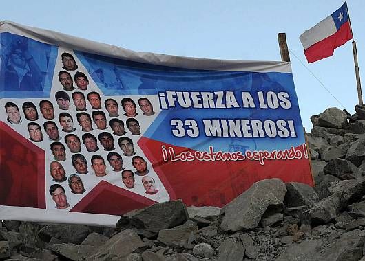 Carteles y muestras de afecto fueron una constante en el campamento alrededor de la mina