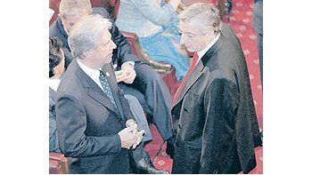 ámbito.com | Tabaré Vázquez y Néstor Kirchner en Chile. Según el diario «El País» de Montevideo, elacuerdo para frenar el conflicto por las papeleras fue posible después de que el cancilleruruguayo, Reinaldo Gargano, se corrió a un discreto segundo plano.