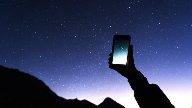 Es fundamental evitar la contaminación lumínica para lograr una buena fotografía al cielo con teléfono móvil. 