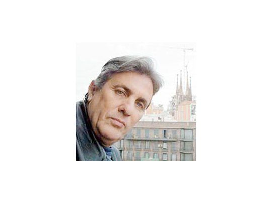 Para el escritor cubano Abilio Estévez, exiliado en Barcelona, «Un narrador debe escribir, humilde y pacientemente, sin pretender hacer carrera política con la literatura».