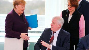 Por temor al coronavirus, Merkel se qued&oacute; sin el saludo de su ministro de Interior.
