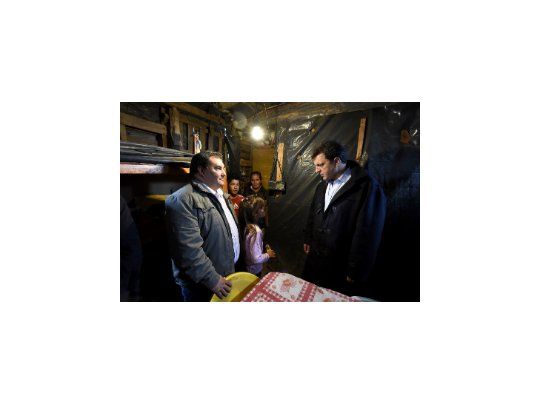 Sergio Massa recorrió el asentamiento humilde San Antonio, donde dialogó con vecinos.