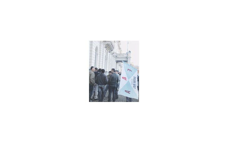 Ruralistas entrerrianos nucleados en la Mesa de Enlace se reunieron ayer en Paraná, en las inmediaciones de la Casa de Gobierno, donde  entregaron un petitorio y le pIdieron una audiencia al gobernador Sergio Urribarri. Gentliza diario Análisis Digital.