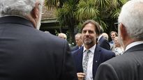 El presidente Luis Lacalle Pou no podrá viajar este lunes a la Antártida, pero está previsto que lo haga el martes.