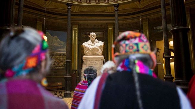 El mes pasado, frente al Museo platense se realizó una ceremonia sagrada a cargo del amauta Wari Rimachi.