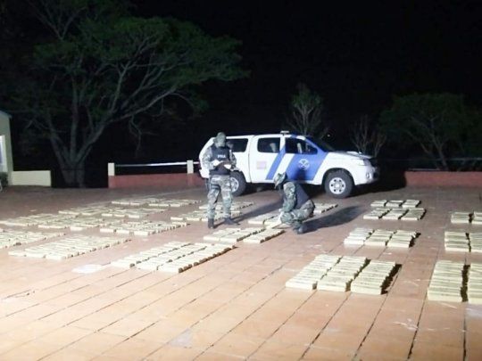 Según informó PNA los efectivos hallaron en el interior del bote 23 bultos envueltos en bolsas de nylon de color negro, que contenían mas de 707 kilos de marihuana prensada dividida en 925 panes y valuada en más de 56 millones y medio de pesos.