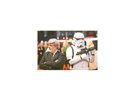 George Lucas en el estreno del film en Londres. En Internet, ya existe una copia pirata desdeel jueves.