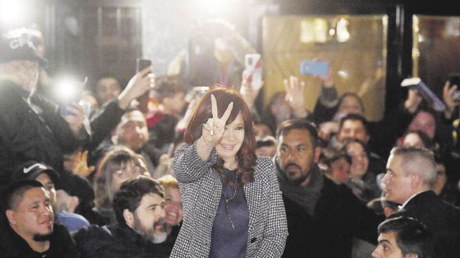 vigilia. En el domicilio de Cristina de Kirchner siguen las movilizaciones para manifestarle apoyo a la vicepresidenta y esperar su regreso del Senado cada día.