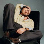 Jonathan Bailey comenzó a trabajar en el mundo del teatro con tan solo 7 años. Jonathan Bailey comenzó a trabajar en el mundo del teatro con tan solo 7 años.