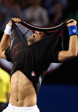 Increíble... Hulk. Djokovic festejó arrancándose la remera de su cuerpo.
