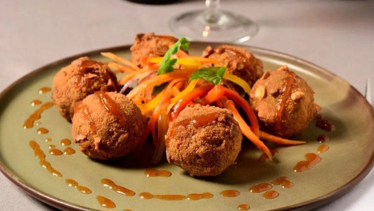 Ofrecen una innovadora croqueta de osobuco en crosta de maní con mermelada de tomates. Ofrecen una innovadora croqueta de osobuco en crosta de maní con mermelada de tomates.