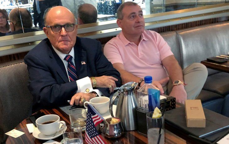 COLABORACIÓN. Rudolph Giuliani y Lev Parnas compartieron un café el 20 de septiembre en el Trump International Hotel en Washington.