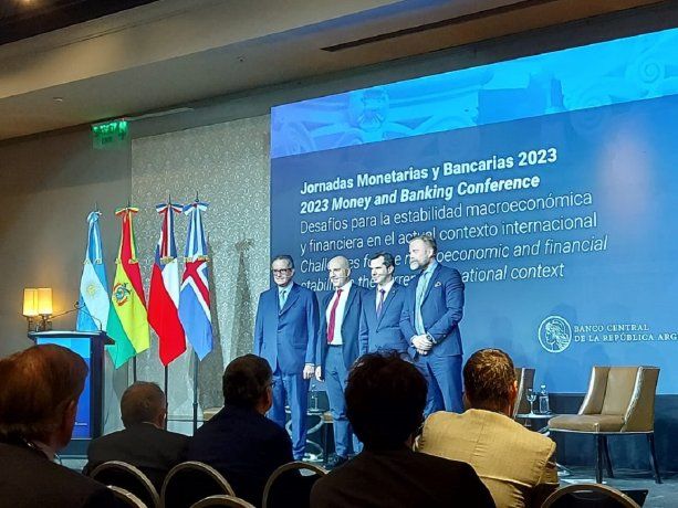 Pesce junto a representantes de otros bancos centrales. 