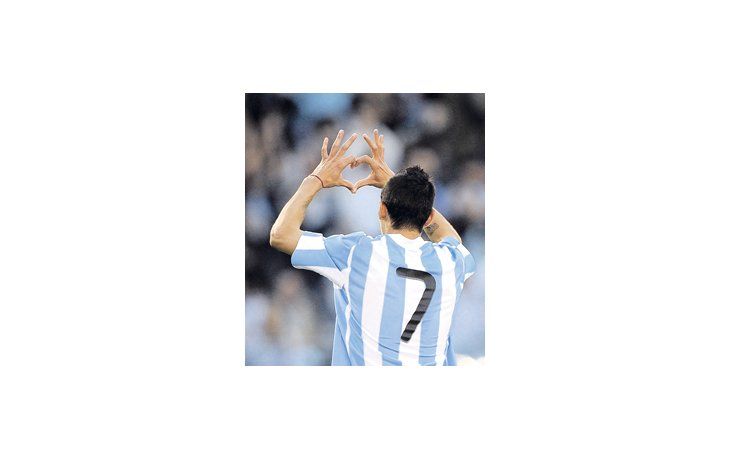 ámbito.com | Una de las figuras, Ángel Di María, festeja su golazo, el tercero del equipo argentino. El volante rosarino volvió a demostrar por qué es uno de los preferidos de Diego.